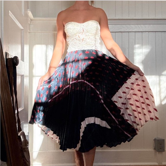 Delfi Collective Designer Pleated Lips skirt - Picture 8 of 8